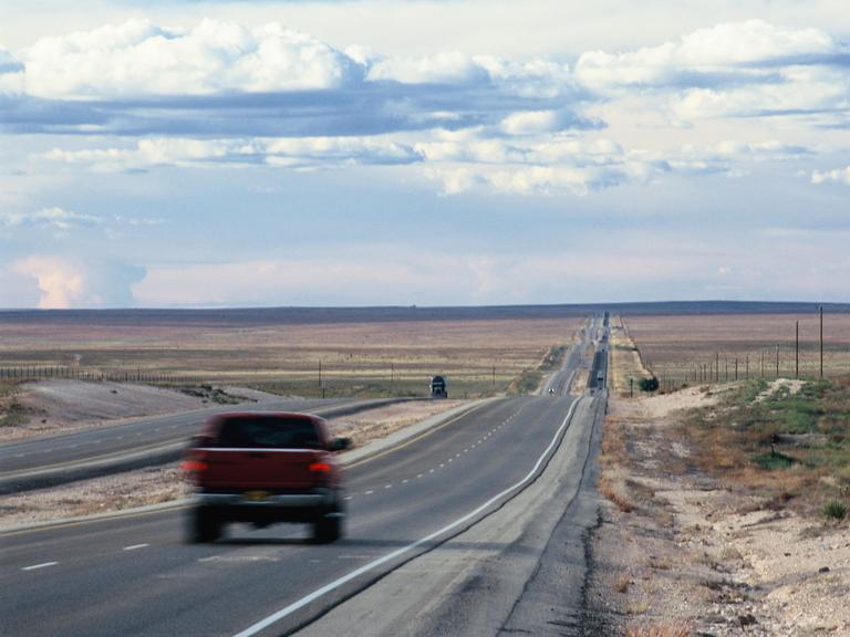 Eine Straße zieht sich bei Roswell durch die Landschaft von New Mexico.