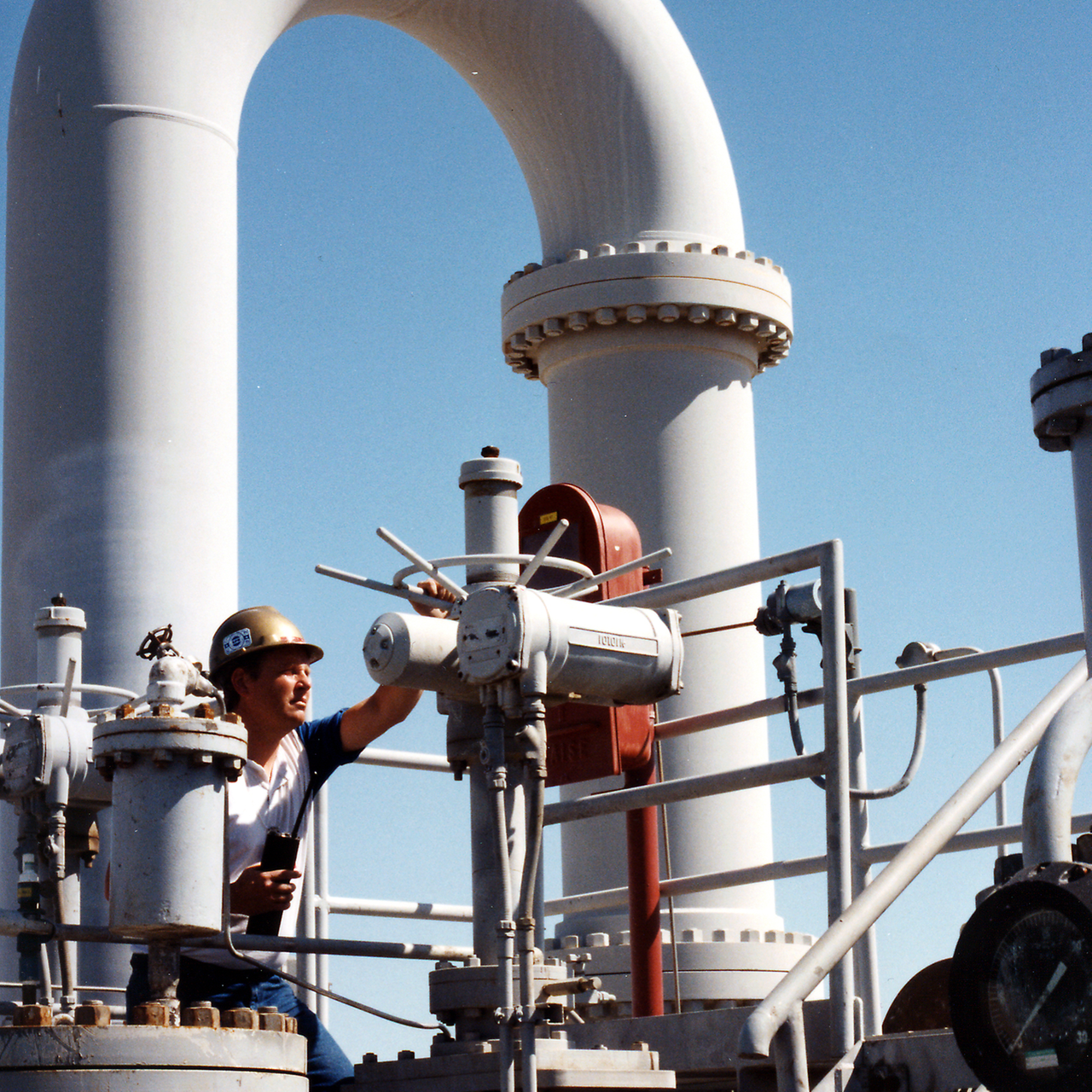 Ein Techniker überprüft eine Öl-Pipline in den USA