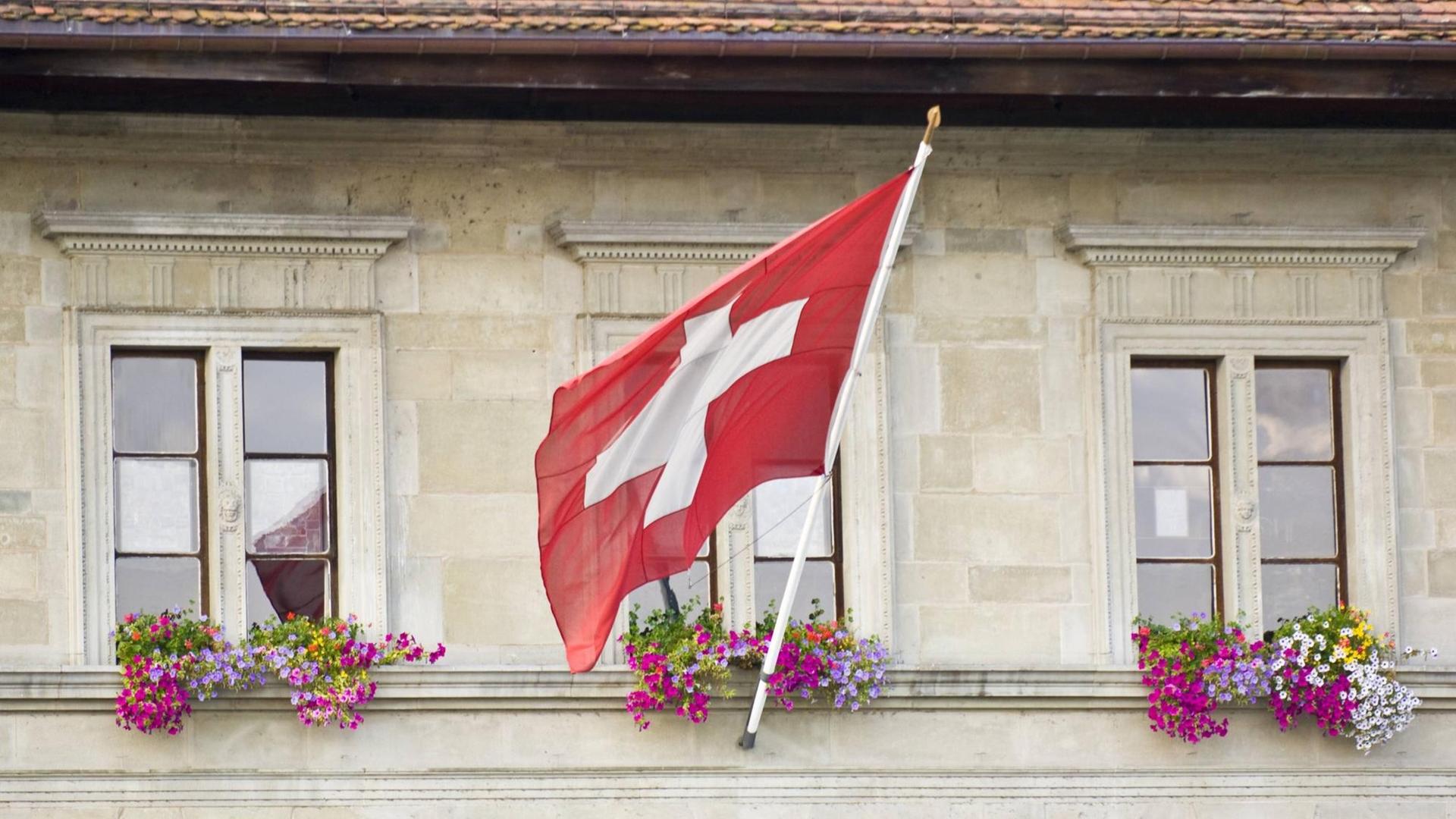 Schweizer Flagge am Rathaus in Luzern