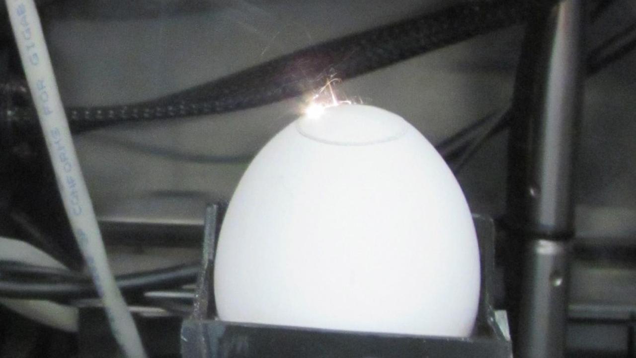 Mit einem Laser wird das Ei kreisförmig perforiert und geöffnet