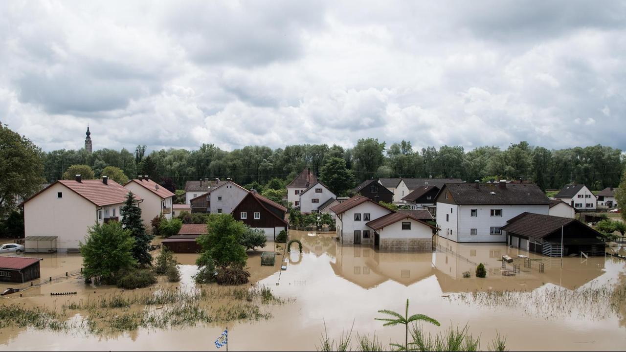 Wasser steht zwischen Häusern in Simbach am Inn nach schweren Unwettern
