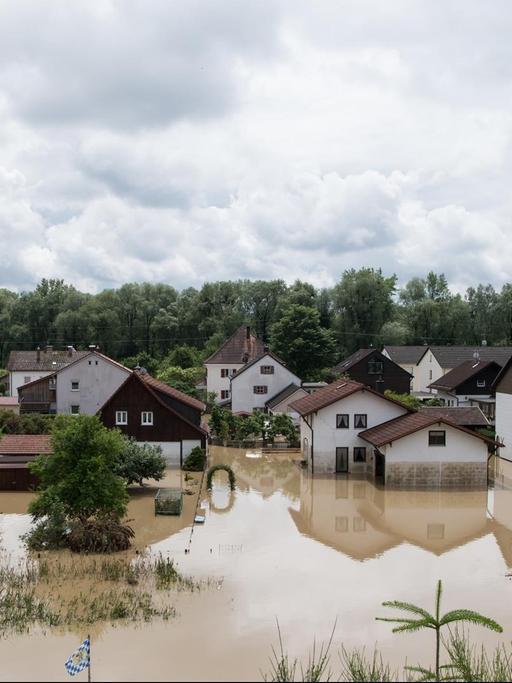 Wasser steht zwischen Häusern in Simbach am Inn nach schweren Unwettern