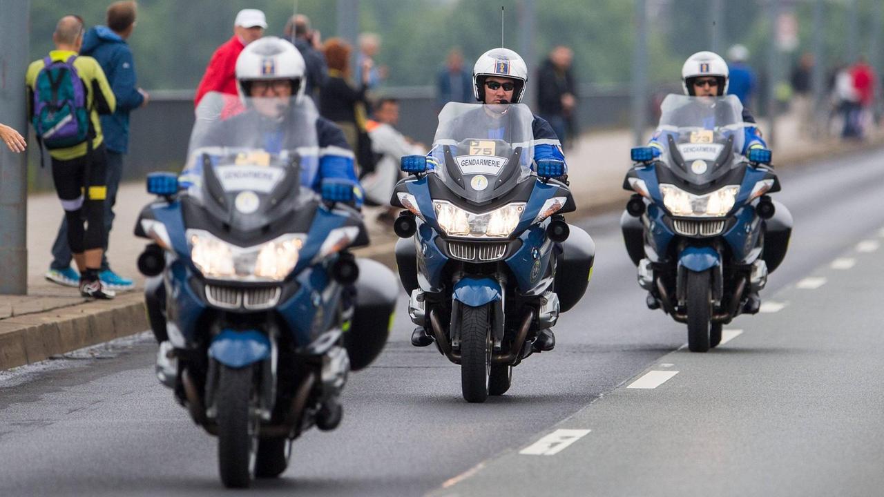 Motorradpolizisten schützen die Fahrer bei der Tour de France.