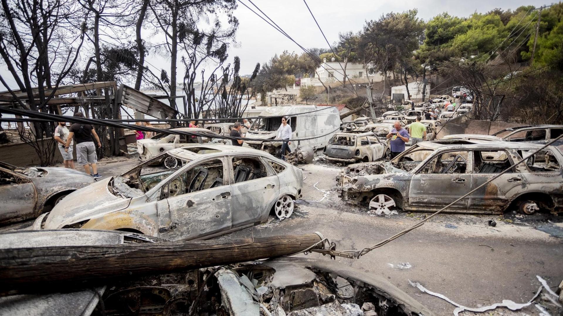 Ausgebrannte Autos auf einer Straße in der Nähe von Athen.