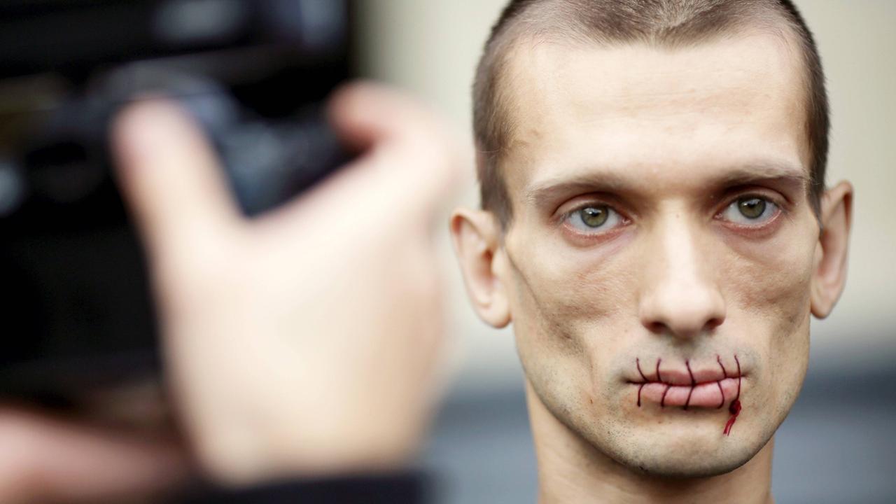 Der russische Aktionskünstler Pjotr Pawlenski protestiert mit zugenähtem Mund im Juli 2012 vor der St. Petersburger Kazan Kathedrale gegen die Verhaftung von Pussy Riot.