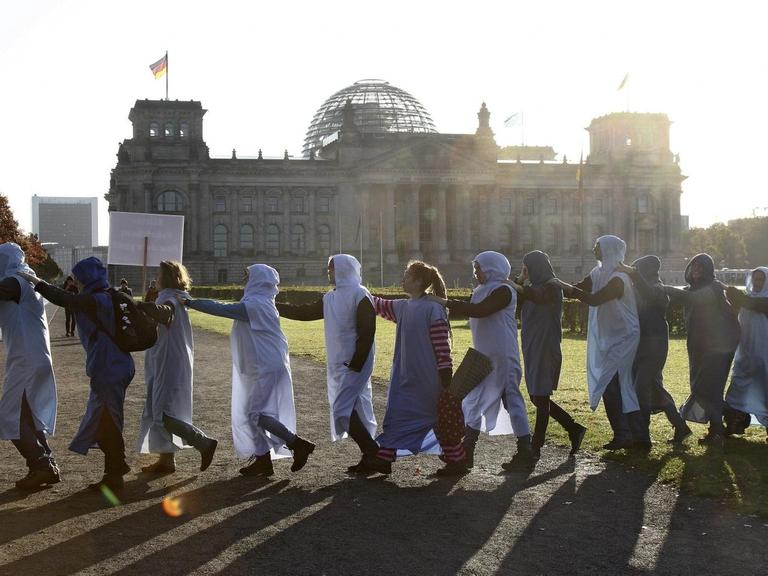 Demonstranten bilden eine Menschenkette vor dem Reichstag.