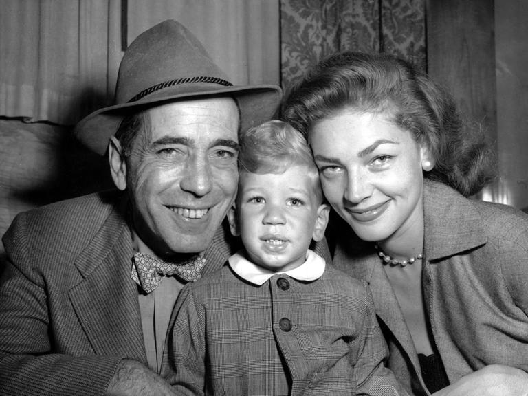 Lauren Bacall und Humphrey Bogart posieren mit ihrem Sohn Stephen am 7.9.1951 im englischen Southampton für ein Familienfoto.