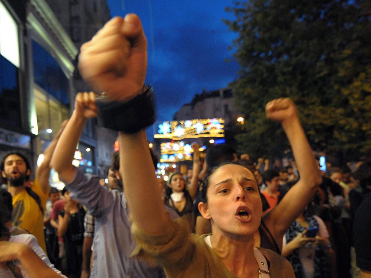 Türkische Bürger schreien Slogans am ersten Tag des Ramadan - die Gezi-Proteste gegen die türkische Regierung am 09 Juli 2013 in Istanbul