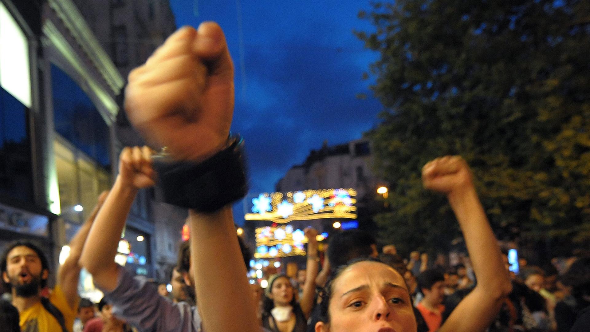Türkische Bürger schreien Slogans am ersten Tag des Ramadan - die Gezi-Proteste gegen die türkische Regierung am 09 Juli 2013 in Istanbul.