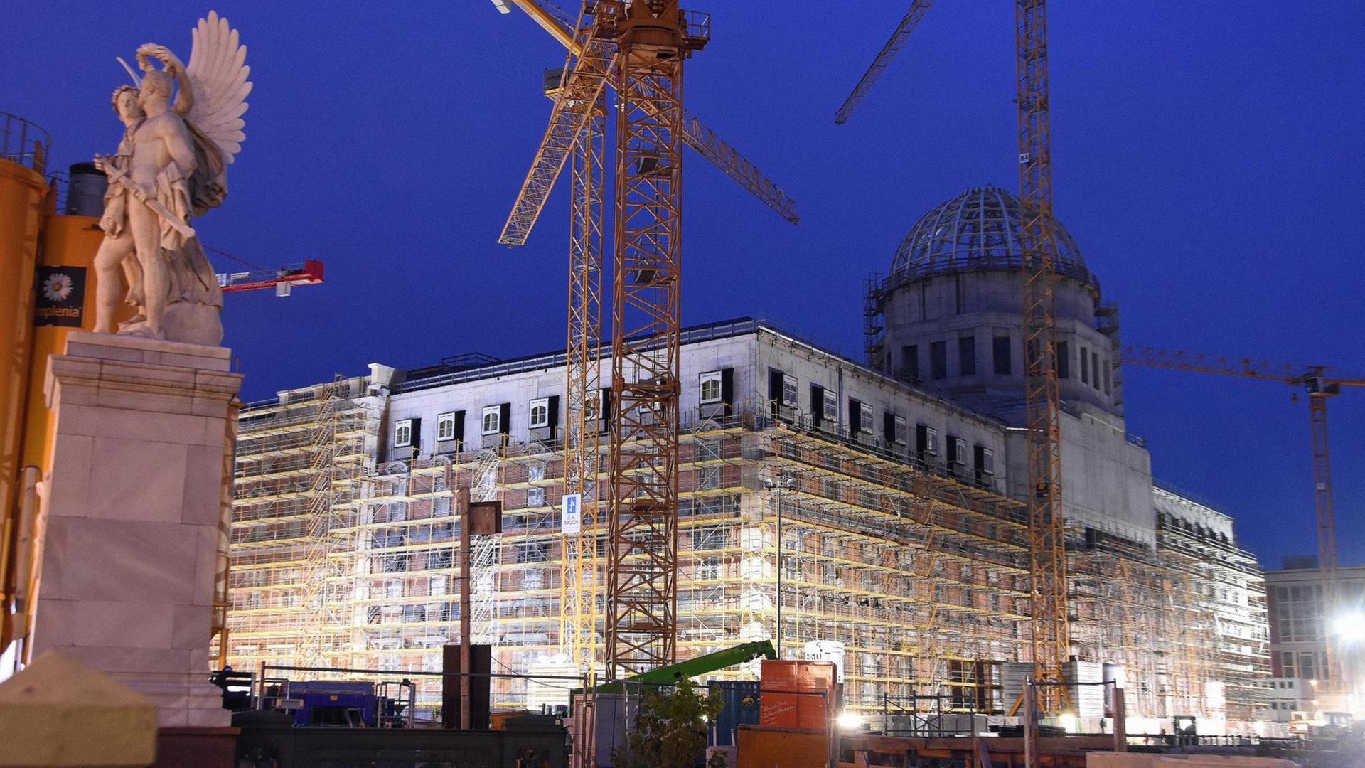 Fortschreitende Arbeiten auf der Baustelle "Berliner Schloß - Humboldtforum", Schloßplatz 5 in Berlin-Mitte.
