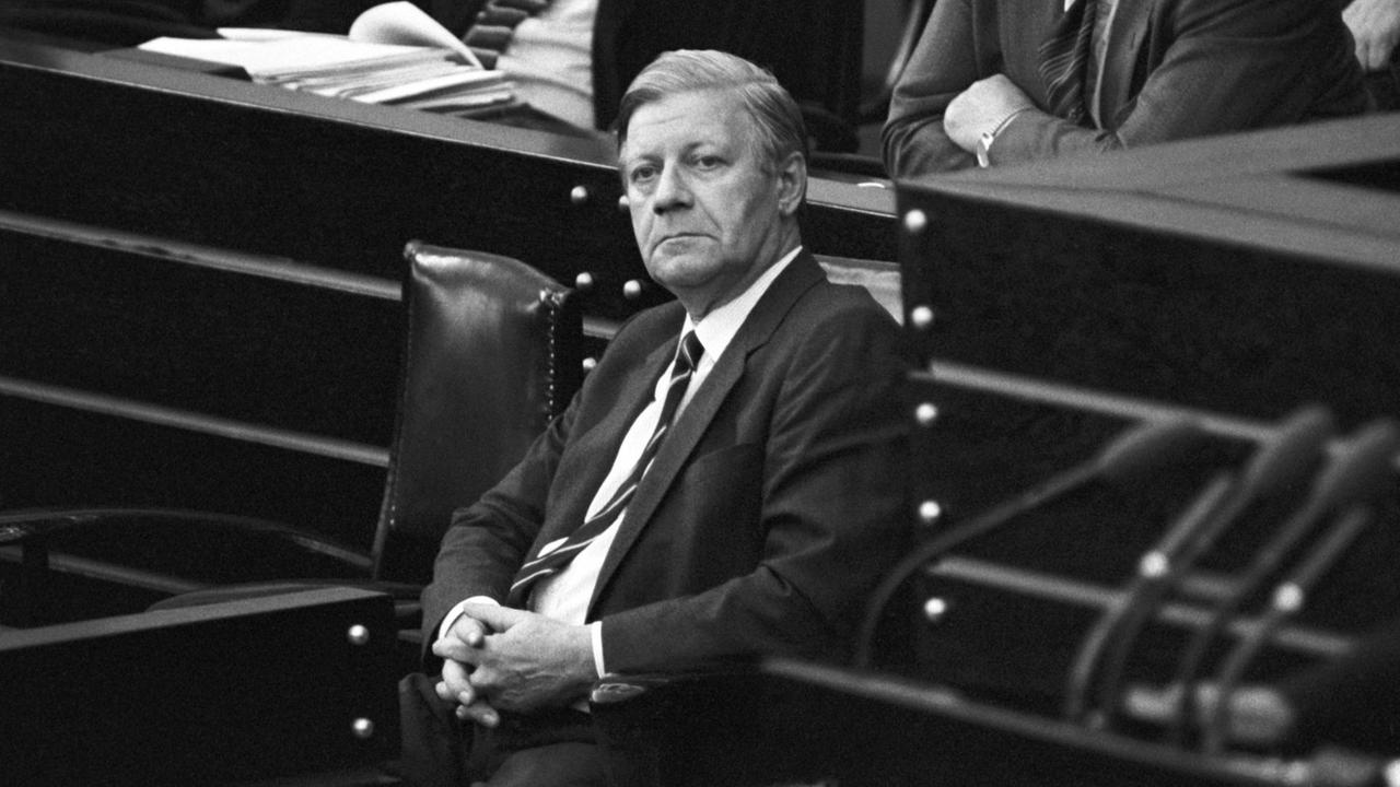 Bundeskanzler und Außenminister Helmut Schmidt (SPD) am 27.09.1982 auf der Regierungsbank im Deutschen Bundestag in Bonn. 