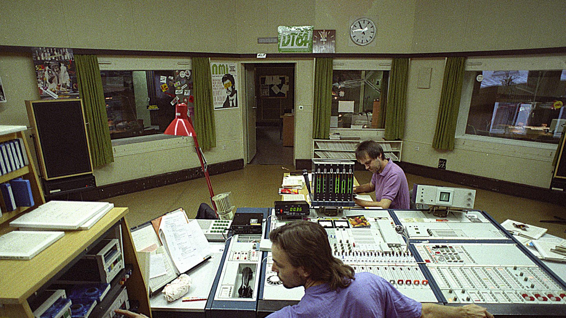 Blick ins Studio Der ostdeutsche Sender Jugendradio DT64, neben Rias 2 beliebtester Jugendsender, war zum Deutschlandtreffen der Jugend 1964 ins Leben gerufen worden. Daher die Bezeichnung DT64.