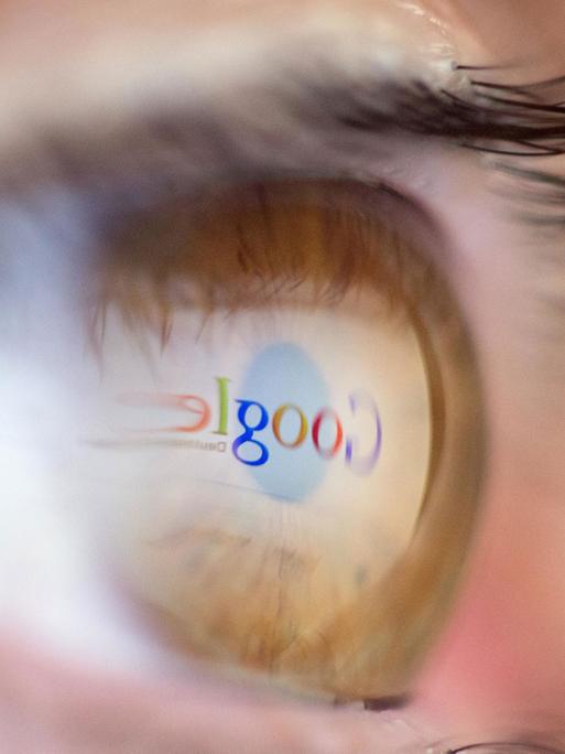 Das Logo von Google spiegelt sich am 28.06.2013 in Münster (Nordrhein-Westfalen) im Auge des Betrachters. Foto: Friso Gentsch/dpa