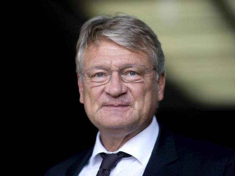 Jörg Meuthen, Parteivorsitzender der AfD, schaut in die Kamera.