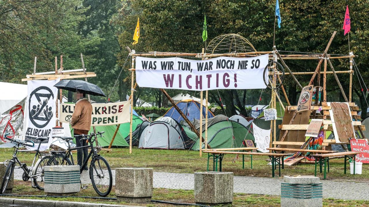Protestbewegung Extinction Rebellion campiert mit Zelten vor Bundeskanzleramt bei Regen in Berlin am 08.10.19. Schriftzug: Was wir tun, war noch nie so wichtig! | Verwendung weltweit