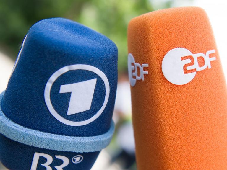 Fernsehmikrofone mit den Logos von ARD/BR und ZDF.