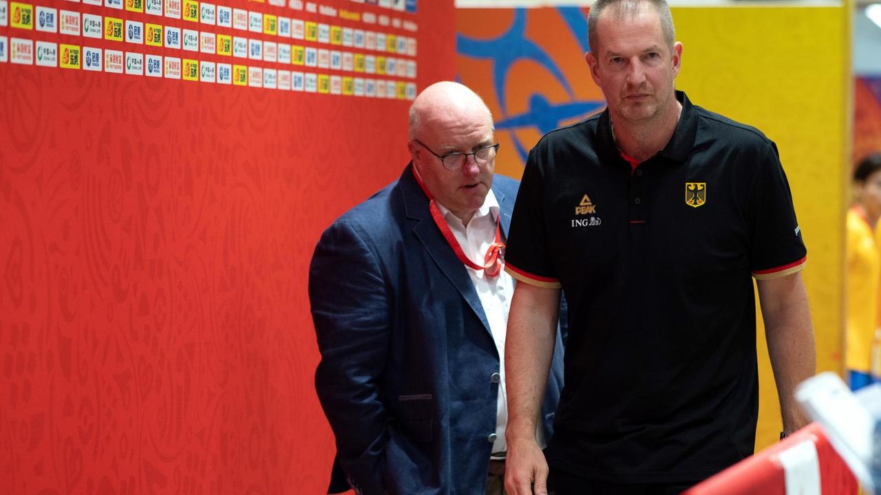 Ingo Weiss (links), Präsident des Deutschen Basketball Bundes, und Deutschlands Trainer Henrik Rödl gehen nach einem WM-Spiel durch die Mixed-Zone.