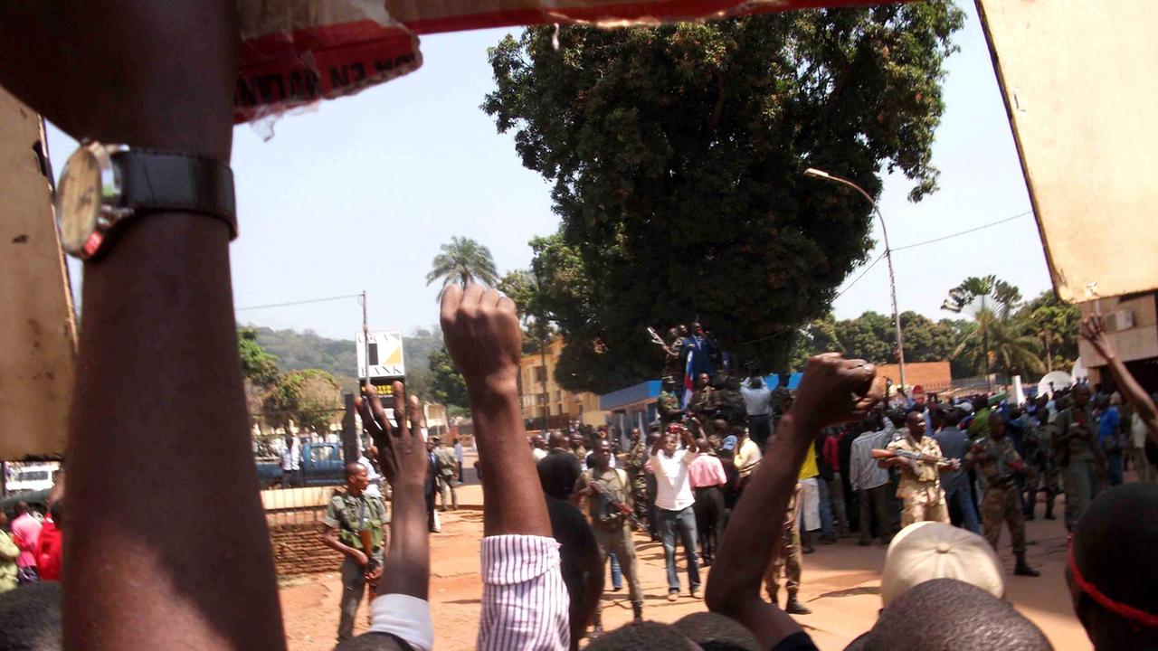 ARCHIV - Anhänger von Staatsoberhaupt Francois Bozize bei einer Veranstaltung in Bangui in der Zentralafrikanische Republik (Archivfoto vom 27.12.2012). Rebellen haben in der Zentralafrikanischen Republik die Macht an sich gerissen und den Präsidenten Boz
