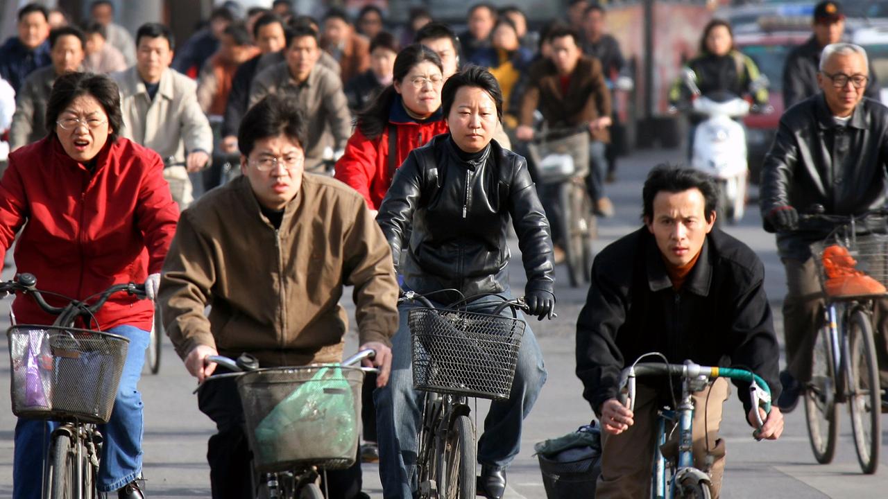 Eine Aufnahme vom 12.04.2006. Trotz einer steigenden Zahl von Autos und einem modernen Nahverkehrssystem nutzen noch immer hunderttausende Pekinger das Fahrrad.