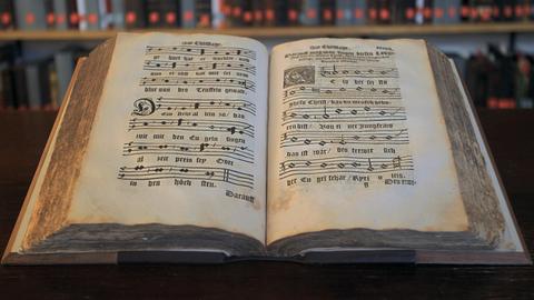Das älteste im Original erhaltene Gesangbuch im Archiv von 1545 zeigt im Gesangbucharchiv der Johannes Gutenberg-Universität in Mainz das Jahrhunderte alte Weihnachtslied "Gelobet seist du, Jesu Christ", von Martin Luther (1524).