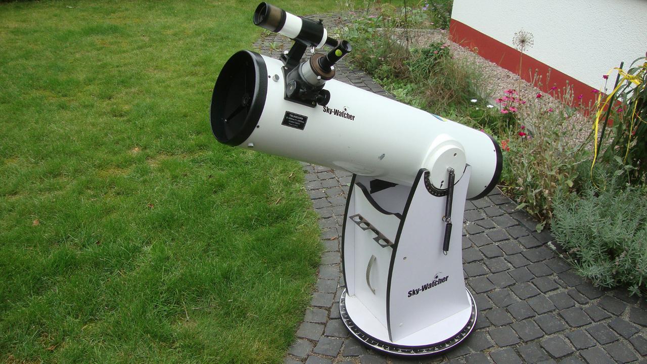 Ein 20-Zentimeter-Dobson-Teleskop auf dem Fußweg