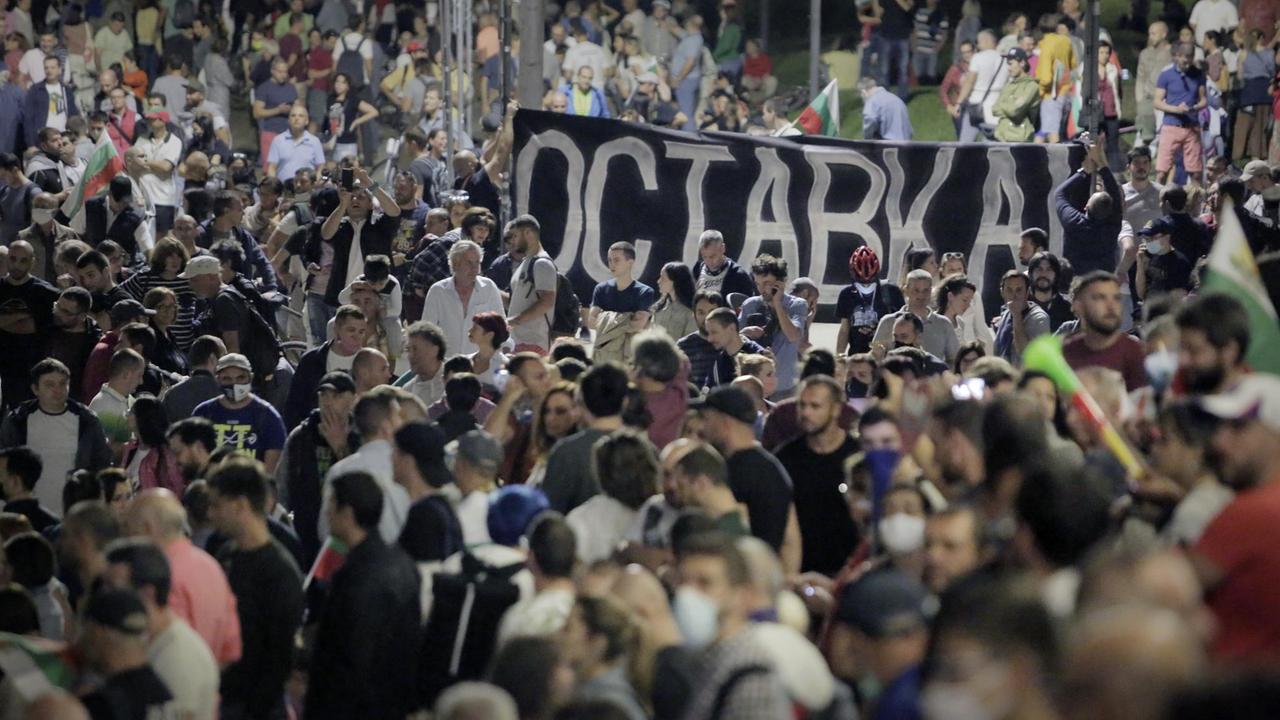 Demonstrierende in Sofia mit einem Plakat auf dem "Rücktritt" steht