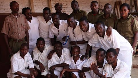 Mitglieder der Zomba Prison Band zusammen mit Gefängnis-Personal im Zomba-Gefängnis in Malawi.