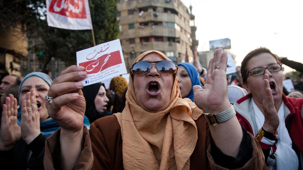 Frauen demonstrieren in Kairo auf dem Tahrir-Platz gegen sexuelle Gewalt.