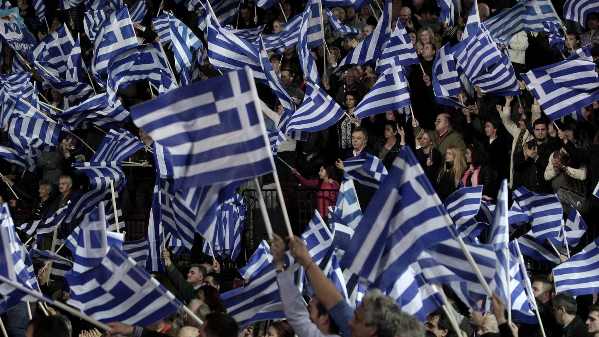 Menschen mit griechischen Flaggen während des Wahlkampfes im Januar 2015