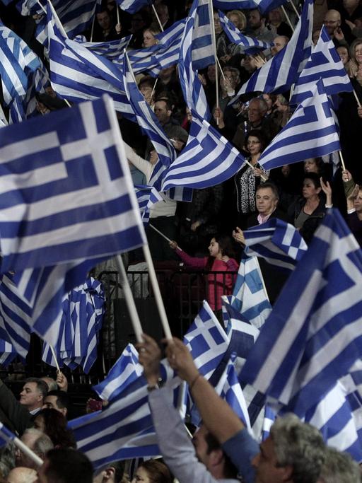 Menschen mit griechischen Flaggen während des Wahlkampfes im Januar 2015