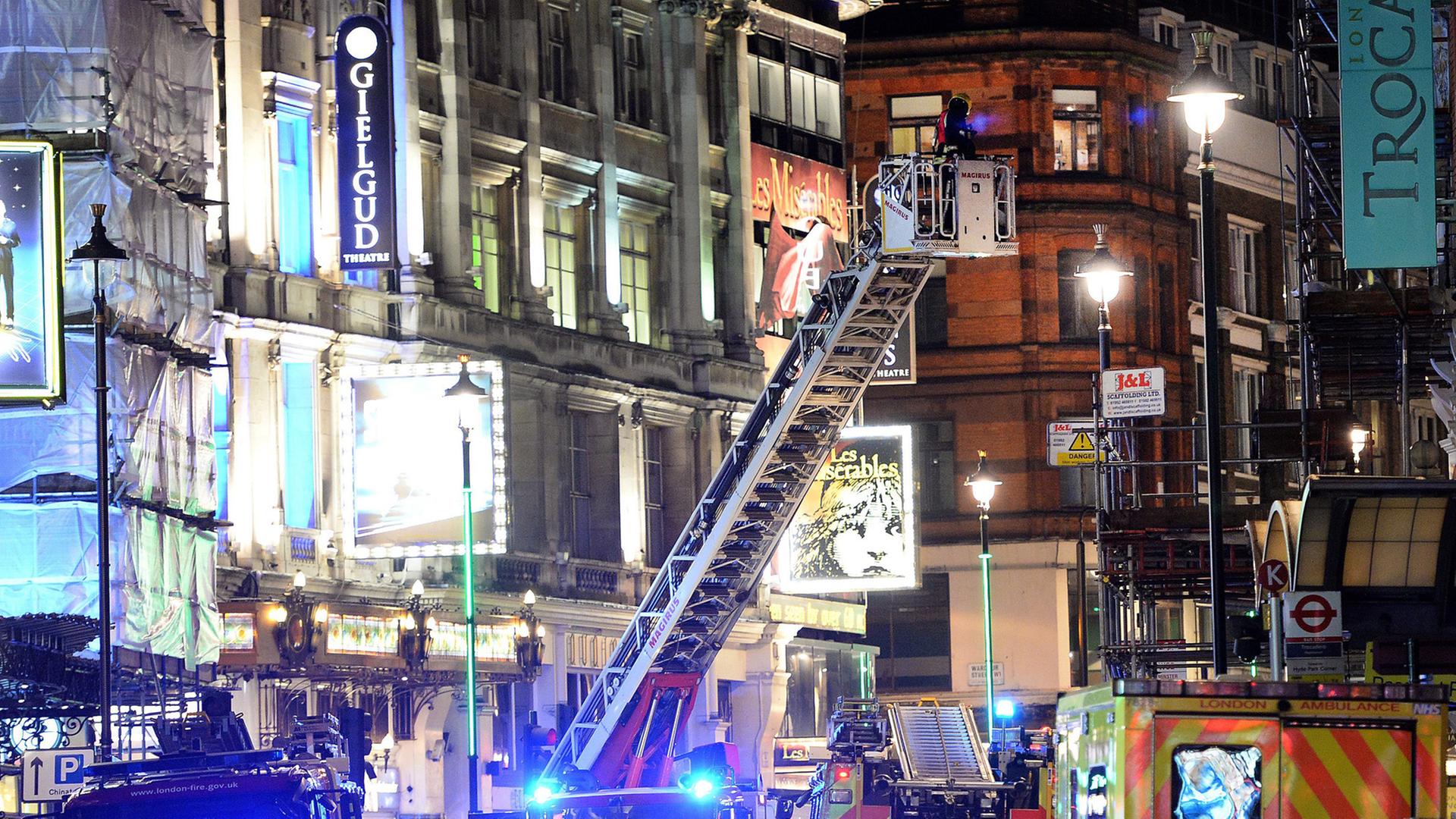Feuerwehrwagen stehen vor dem Londoner Apollo-Theater Feuerwehrwagen stehen vor dem Londoner Apollo-Theater