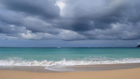 Strandabschnitt in China, über dem sich dunkle Wolken zusammenziehen