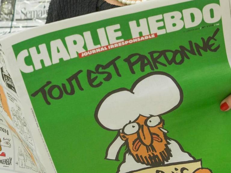 Ein Mann liest die erste Ausgabe des Satiremagazins "Charlie Hebdo" nach den Anschlägen von Paris.
