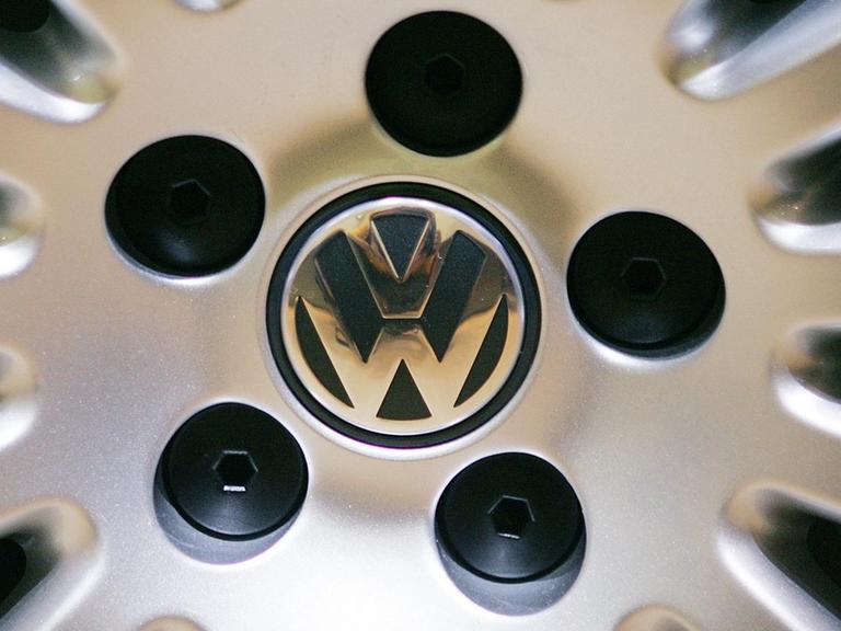 Das spiegelnde Logo des VW-Konzerns auf einer blankpolierten Radfelge.