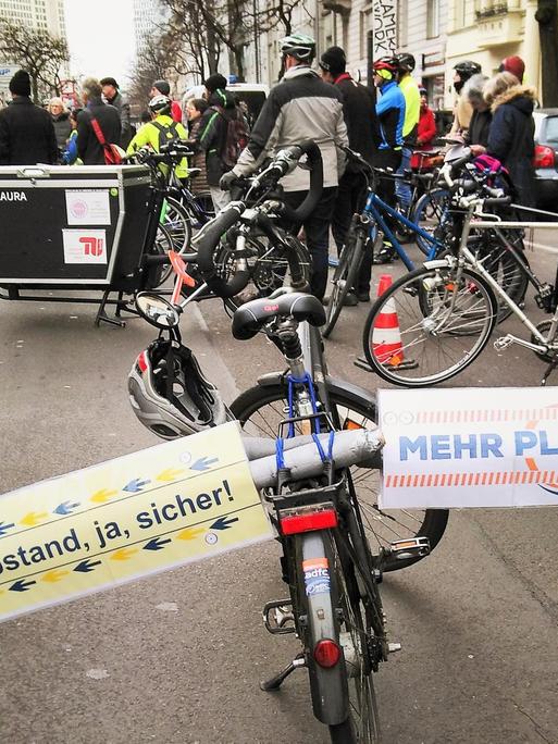 Ein Fahrrad mit ausklappbaren Abstandshinweisen am Gepäckträger.