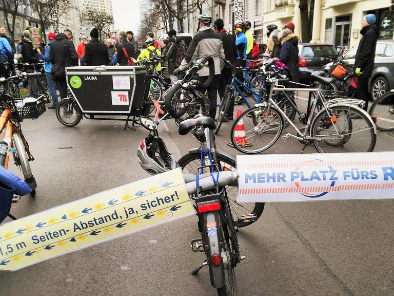 Ein Fahrrad mit ausklappbaren Abstandshinweisen am Gepäckträger.
