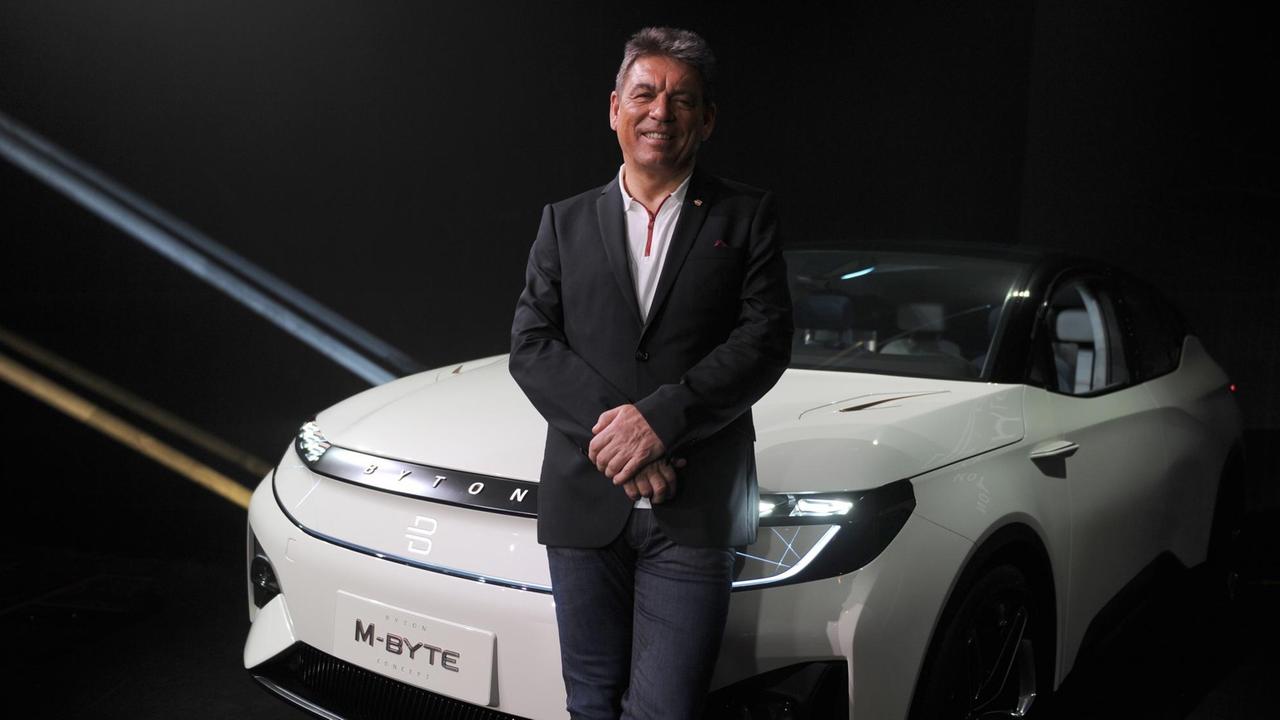 Der Vorstandsvorsitzende des Autobauers Byton, Carsten Breitfeld, steht neben einem Prototypen des Elektro-SUV M-Byte auf der Technik-Messe CES.