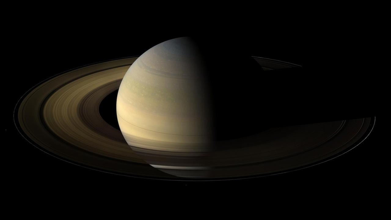 Ein Blick auf die Saturnringe, die hier nur streifend von der Sonne beleuchtet werden.