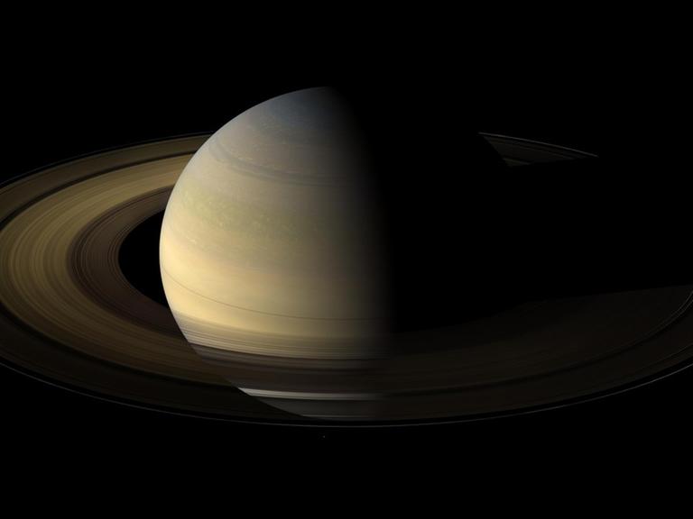 Ein Blick auf die Saturnringe, die hier nur streifend von der Sonne beleuchtet werden.