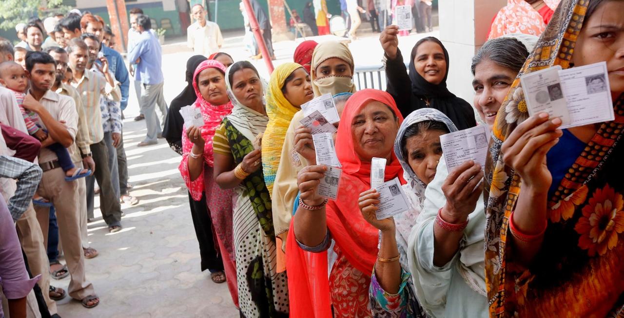 Eine Menschenschlange vor einem Wahllokal in Indiens Haupt-Stadt Neu-Delhi.
