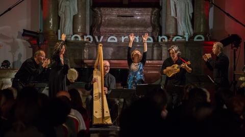 Das Ensemble Oni Wytar, mit verschiedenen Instrumenten wie Trommel, Maultrommel, Harfe, Barockgitarre und Blockflöte mit der Sängerin Gabriella Aiello beim Konvergencie Chamber Music Festival, Bratislava 2018