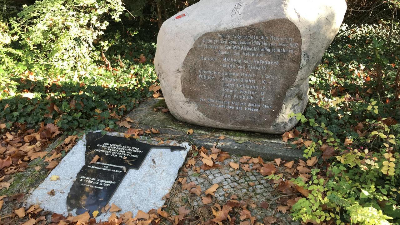 Großer Findling, kleine Gedenktafel auf dem Garnisonsfriedhof in Berlin.