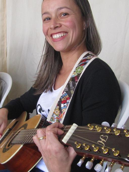 Die Studentin Almeida Leão Ayupe lernt in der Musikschule Viola Caipira.