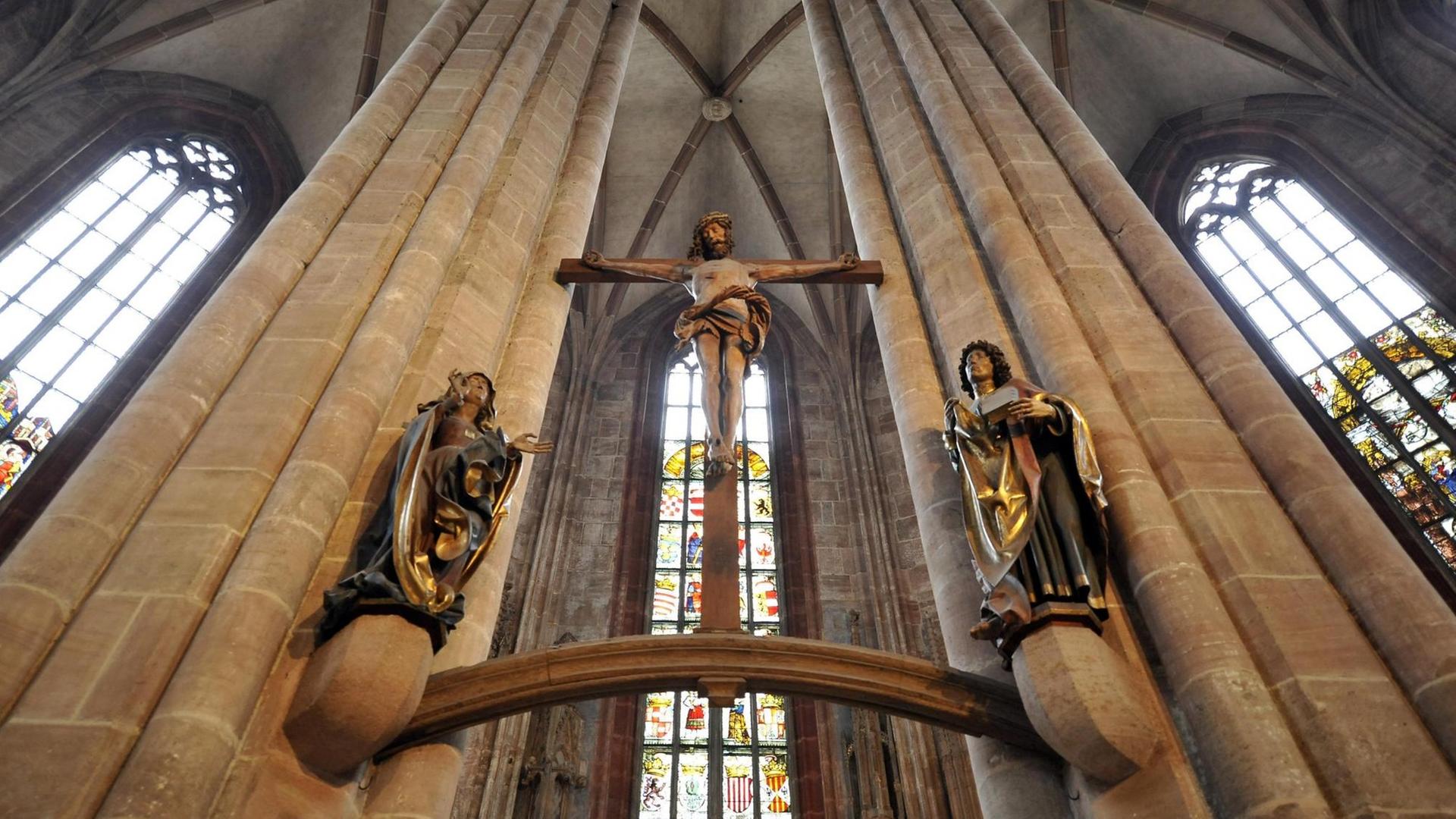 Blick auf Christuskreuz in Hallenchor, St. Sebald Kirche in Nürnberg