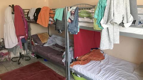 Stockbetten stehen in einem Flüchtlingsheim in Polen, in dem viele tschetschenische Frauen Schutz suchen