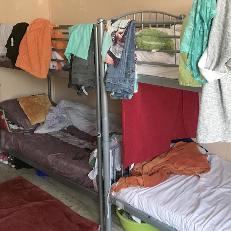 Stockbetten stehen in einem Flüchtlingsheim in Polen, in dem viele tschetschenische Frauen Schutz suchen