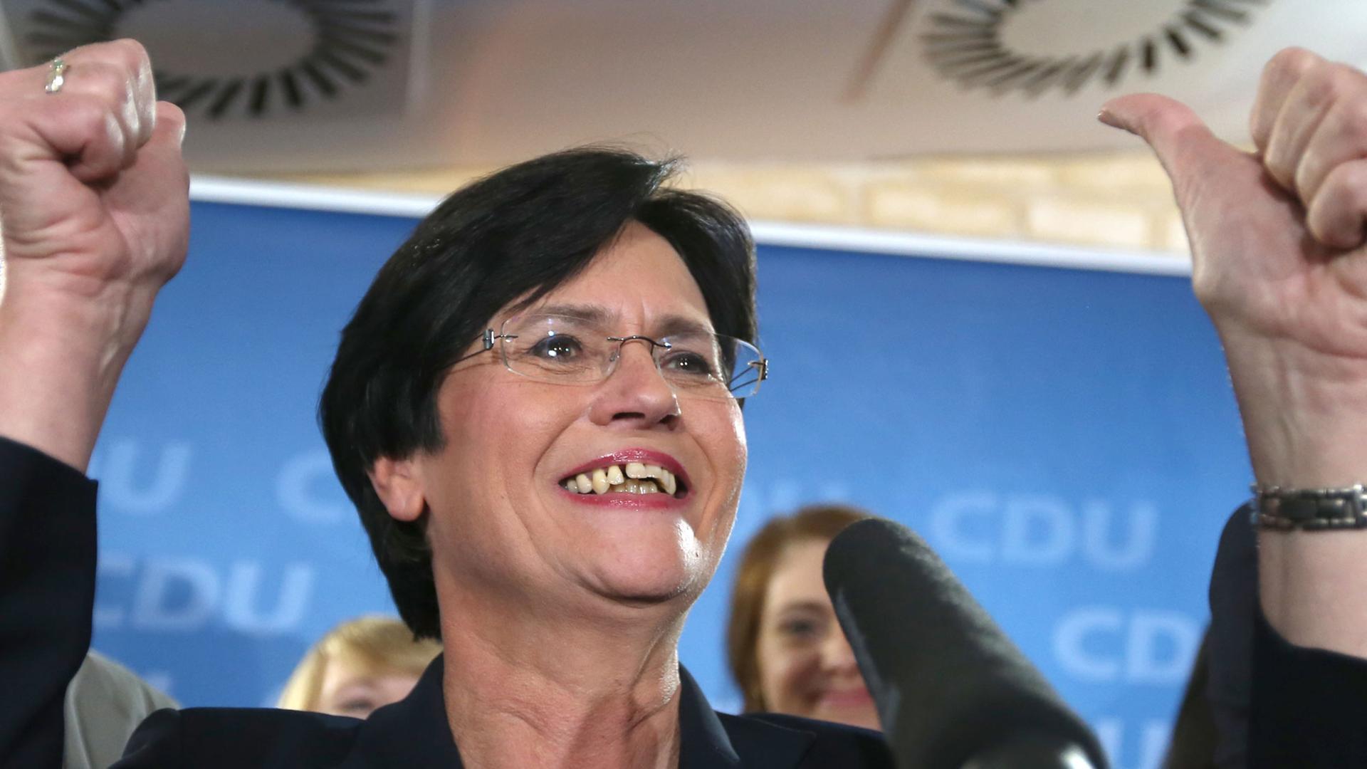 Die Regierungs-Chefin von Thüringen jubelt, weil die CDU die meisten Stimmen bekommen hat