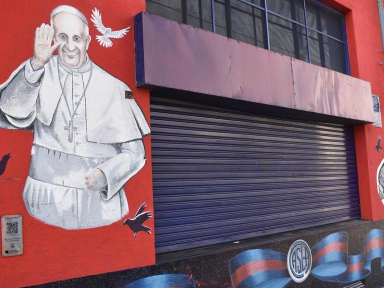 Einer der solidarischen Erstliga-Vereine ist der Club Atlético San Lorenzo, dessen prominentester Fan der argentinische Papst Franziskus ist. 2621079732_DSC_0044.JPG