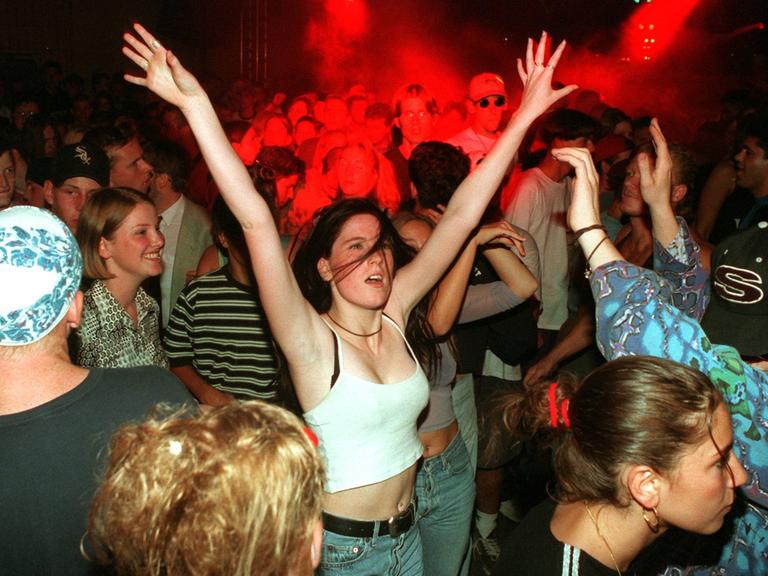 August 1995: Tanzende Techno-Fans im Theater-Tunnel in der Frankfurter Innenstadt