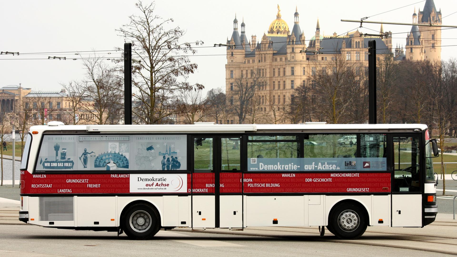Der Demokratiebus vor dem Landtag in Schwerin